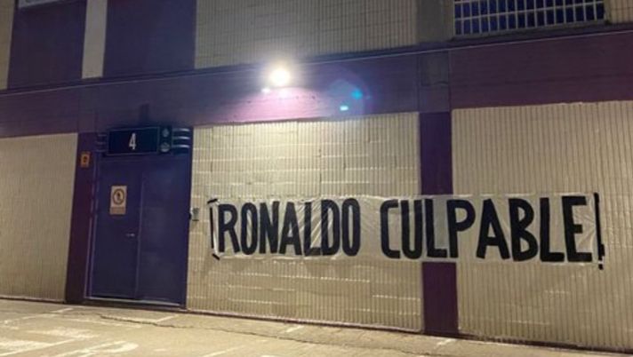 Valladolid retrocesso, striscione contro Ronaldo: “Sei tu il colpevole” Valladolid retrocesso, striscione contro Ronaldo: “Sei tu il colpevole”