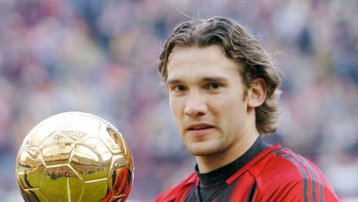 Andriy Shevchenko e il Pallone d'Oro vinto nel 2004 (credits Getty Images) 