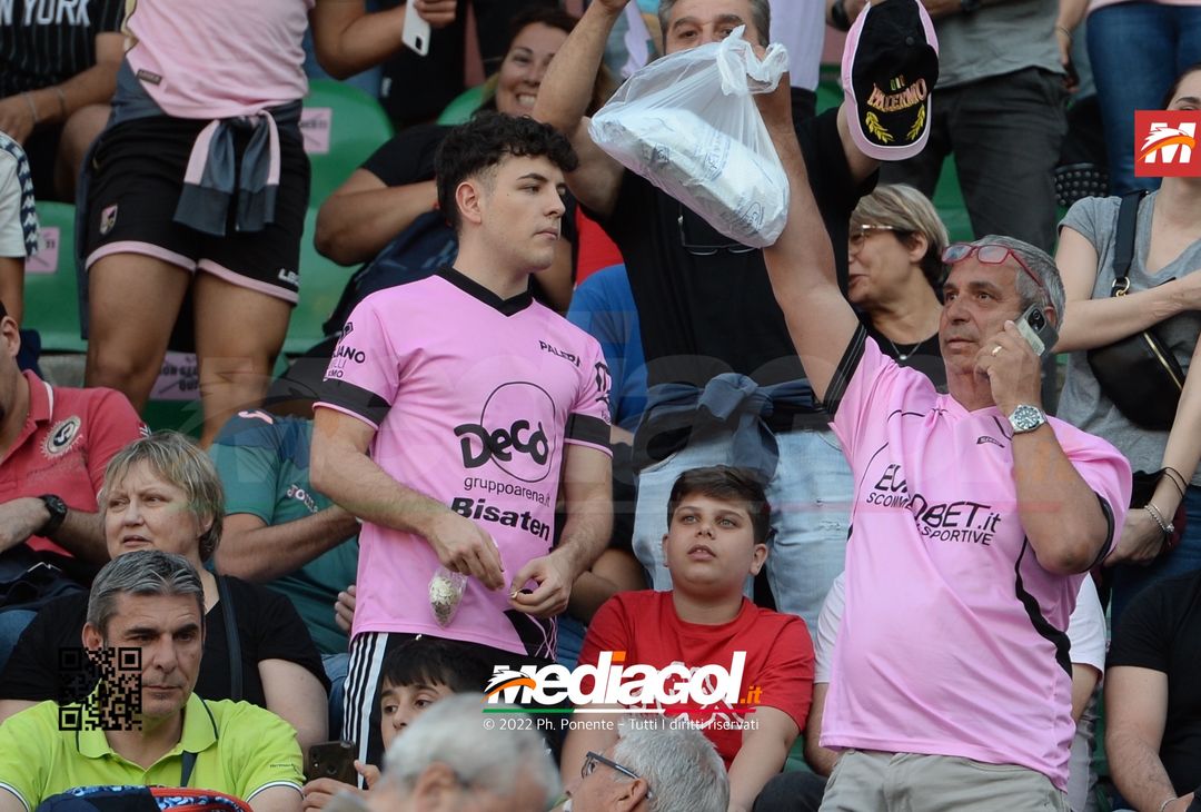 Fototifo, i tifosi allo stadio per Palermo-Feralpisaló 1-0 (gallery) - immagine 80