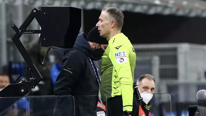 L'arbitro Paolo Valeri della sezione A.I.A. di Roma 2 al monitor del V.A.R. durante Inter-Milan 2-1 (Coppa Italia 2020-2021) | AC Milan News (Getty Images)