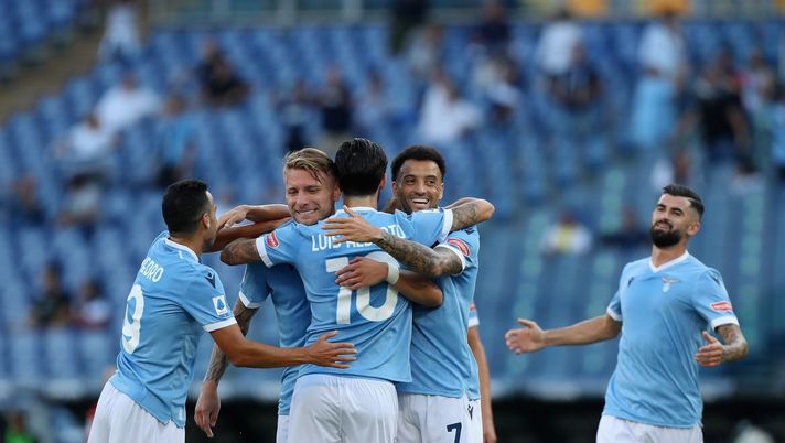 ROME, ITALY - AUGUST 28: Ciro Immobile of SS Lazio celebrates with his teammates Luis Alberto, Pedro and Felipe Anderson of SS Lazio celebrates after scoring the team's second goal during the Serie A match between SS Lazio and Spezia Calcio at Stadio Olimpico on August 28, 2021 in Rome, Italy. (Photo by Paolo Bruno/Getty Images) La Lazio stende il Verona: decisivi il solito Immobile e Luis Alberto - immagine 1