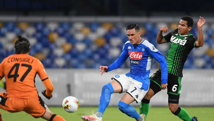 NAPLES, ITALY - JULY 25: Jose Callejon of SSC Napoli vies with Rogerio of US Sassuolo during the Serie A match between SSC Napoli and  US Sassuolo at Stadio San Paolo on July 25, 2020 in Naples, Italy. (Photo by Francesco Pecoraro/Getty Images) 