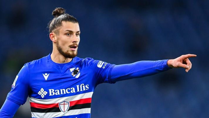 GENOA, ITALY - DECEMBER 19: Radu Dragusin of Sampdoria looks on during the Serie A match between UC Sampdoria and Venezia FC at Stadio Luigi Ferraris on December 19, 2021 in Genoa, Italy. (Photo by Getty Images) Sampdoria, Dragusin torna alla Juve e va di nuovo in prestito: rimane in Serie A - immagine 1