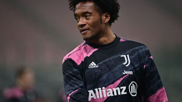 Juventus' Colombian midfielder Juan Cuadrado looks on as he warms up prior to the Italian Cup semifinal first leg football match beetween Inter Milan and Juventus Turin on February 2, 2021 at the San Siro stadium in Milan. (Photo by MIGUEL MEDINA / AFP) (Photo by MIGUEL MEDINA/AFP via Getty Images) KIT PER LA GIORNATA – Consigli ruolo per ruolo, dai portieri alle scommesse - immagine 1