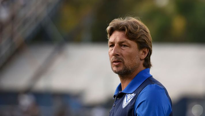 LA PLATA, ARGENTINA - JANUARY 24:  Gabriel Heinze coach of Velez Sarsfield looks on before a match between Gimnasia y Esgrima La Plata and Velez as part of Superliga 2019/20 at Juan Carmelo Zerillo Stadium on January 24, 2020 in La Plata, Argentina. (Photo by Marcelo Endelli/Getty Images) 