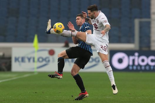 BERGAMO, ITALY - FEBRUARY 06: Nicola Murru of Torino FC and Robin Gosens of Atalanta B.C. battle for possession during the Serie A match between Atalanta BC and Torino FC at Gewiss Stadium on February 06, 2021 in Bergamo, Italy. Sporting stadiums around Italy remain under strict restrictions due to the Coronavirus Pandemic as Government social distancing laws prohibit fans inside venues resulting in games being played behind closed doors. (Photo by Emilio Andreoli/Getty Images) BERGAMO, ITALY - FEBRUARY 06: Nicola Murru of Torino FC and Robin Gosens of Atalanta B.C. battle for possession during the Serie A match between Atalanta BC and Torino FC at Gewiss Stadium on February 06, 2021 in Bergamo, Italy. Sporting stadiums around Italy remain under strict restrictions due to the Coronavirus Pandemic as Government social distancing laws prohibit fans inside venues resulting in games being played behind closed doors. (Photo by Emilio Andreoli/Getty Images)