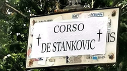 Genoa, sfottò Samp: Corso De Stefanis diventa su carta a lutto Corso De Stankovic
