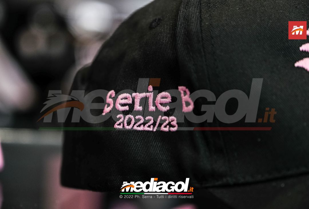 FOTO Palermo, code al Barbera per i cappellini omaggio agli abbonati (Gallery) - immagine 14