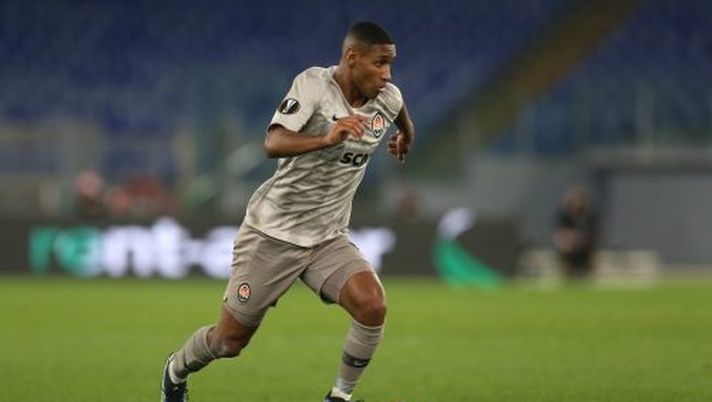 ROME, ITALY - MARCH 11: Tete of Shakhtar Donetsk runs with the ball during the UEFA Europa League Round of 16 First Leg match between AS Roma and Shakhtar Donetsk at Olimpico Stadium on March 11, 2021 in Rome, Italy. Sporting stadiums around Europe remain under strict restrictions due to the Coronavirus Pandemic as Government social distancing laws prohibit fans inside venues resulting in games being played behind closed doors. (Photo by Paolo Bruno/Getty Images) ROME, ITALY - MARCH 11: Tete of Shakhtar Donetsk runs with the ball during the UEFA Europa League Round of 16 First Leg match between AS Roma and Shakhtar Donetsk at Olimpico Stadium on March 11, 2021 in Rome, Italy. Sporting stadiums around Europe remain under strict restrictions due to the Coronavirus Pandemic as Government social distancing laws prohibit fans inside venues resulting in games being played behind closed doors. (Photo by Paolo Bruno/Getty Images)
