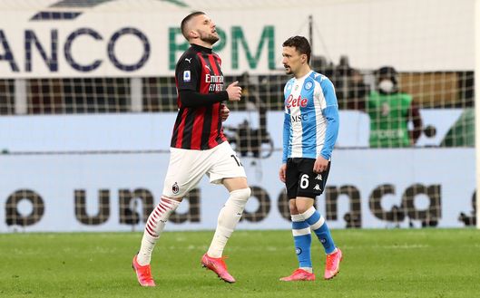 Ante Rebic esce dal campo dopo l'espulsione subita Ante Rebic esce dal campo dopo l'espulsione subita