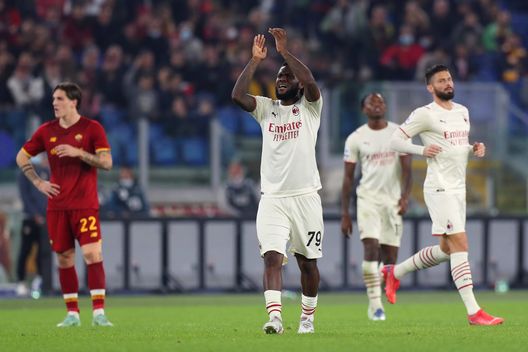 Franck Kessie esulta dopo um gol segnato. Franck Kessie esulta dopo um gol segnato.