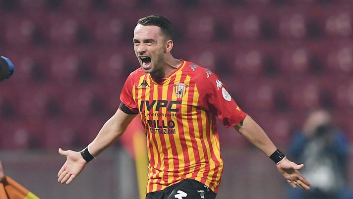 BENEVENTO, ITALY - NOVEMBER 28: Gaetano Letizia of Benevento Calcio celebrates after scoring the 1-1 goal during the Serie A match between Benevento Calcio and Juventus at Stadio Ciro Vigorito on November 28, 2020 in Benevento, Italy. (Photo by Francesco Pecoraro/Getty Images) Novità Letizia e non solo: cosa succede per questi sei casi, da Sottil a Veloso- immagine 1