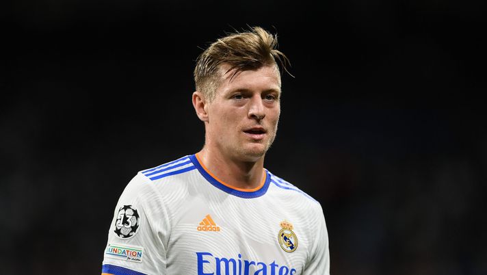 MADRID, SPAIN - APRIL 12: Toni Kroos of Real Madrid CF looks on during the UEFA Champions League Quarter Final Leg Two match between Real Madrid and Chelsea FC at Estadio Santiago Bernabeu on April 12, 2022 in Madrid, Spain. (Photo by David Ramos/Getty Images)