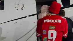 Osimhen, fuga in aereo a Parigi con sua figlia Hailey True