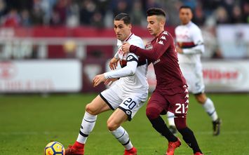  TURIN, ITALY - DECEMBER 30: Alejandro Berenguer (R) of Torino FC competes with Aleandro Rosi of Genoa CFC during the serie A match between Torino FC and Genoa CFC at Stadio Olimpico di Torino on December 30, 2017 in Turin, Italy. (Photo by Valerio Pennicino/Getty Images)
