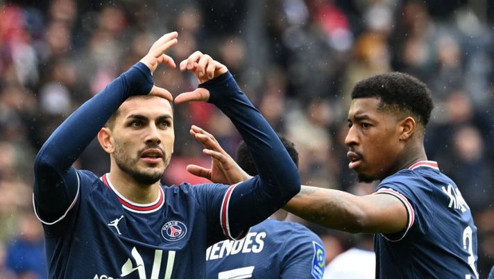 Paris Saint-Germain's Argentinian midfielder Leandro Paredes (L) celebrates scoring his team's third goal during the French L1 football match between Paris-Saint Germain (PSG) and Girondins de Bordeaux at The Parc des Princes Stadium, in Paris on March 13, 2022. (Photo by Alain JOCARD / AFP) (Photo by ALAIN JOCARD/AFP via Getty Images) Gazzetta: “Juve, ora si prova a stringere per Paredes. Cosa filtra su Depay” - immagine 1