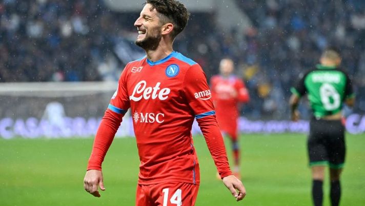 Napoli's Belgian forward Dries Mertens celebrates after scoring his side's second goal during the Italian Serie A football match between Sassuolo and Napoli on December 01, 2021 at the Citta del Tricolore stadium in Reggio Emilia. (Photo by Alberto PIZZOLI / AFP) (Photo by ALBERTO PIZZOLI/AFP via Getty Images) KIT PER LA GIORNATA – Consigli ruolo per ruolo: dai casi delicati a quelli da evitare - immagine 1