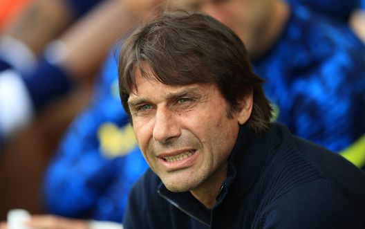 NORWICH, ENGLAND - MAY 22: Antonio Conte, the Tottenham Hotspur manager looks on during the Premier League match between Norwich City and Tottenham Hotspur at Carrow Road on May 22, 2022 in Norwich, England. (Photo by David Rogers/Getty Images) Biasin: “Conte? Pesante come il brasato a Ferragosto. Bello vedere…”- immagine 2