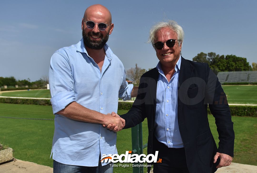  PALERMO, ITALY - APRIL 29:  Roberto Stellone (L), new head coach of US Citta' di Palermo and President Giovanni Giammarva shake hands  at Carmelo Onorato training center on April 29, 2018 in Palermo, Italy.  (Photo by Tullio M. Puglia/Getty Images) 