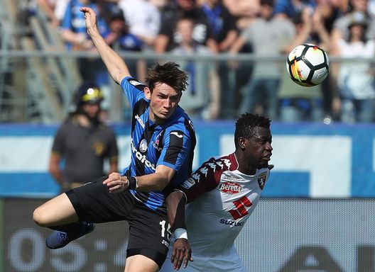 BERGAMO, ITALY - APRIL 22: Afriyie Acquah (R) of Torino FC competes for the ball with Marten De Roon (L) of Atalanta BC during the serie A match between Atalanta BC and Torino FC at Stadio Atleti Azzurri d'Italia on April 22, 2018 in Bergamo, Italy. (Photo by Marco Luzzani/Getty Images) BERGAMO, ITALY - APRIL 22: Afriyie Acquah (R) of Torino FC competes for the ball with Marten De Roon (L) of Atalanta BC during the serie A match between Atalanta BC and Torino FC at Stadio Atleti Azzurri d'Italia on April 22, 2018 in Bergamo, Italy. (Photo by Marco Luzzani/Getty Images)