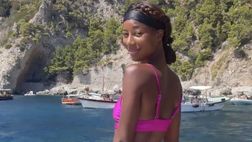 Jazzma Kendrick in vacanza a Capri. L’ex lady Vieri sfoggia un topless da sogno