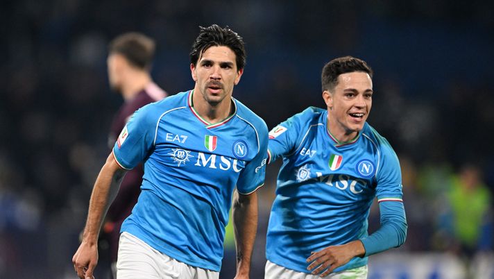 NAPLES, ITALY - DECEMBER 19: Giovanni Simeone of SSC Napoli celebrates with Giacomo Raspadori of SSC Napoli after scoring their team's first goal which is later disallowed for handball during the Coppa Italia - Round of 16 match between SSC Napoli and Frosinone Calcio at Stadio Diego Armando Maradona on December 19, 2023 in Naples, Italy. (Photo by Francesco Pecoraro/Getty Images) napoli futuro raspadori simeone
