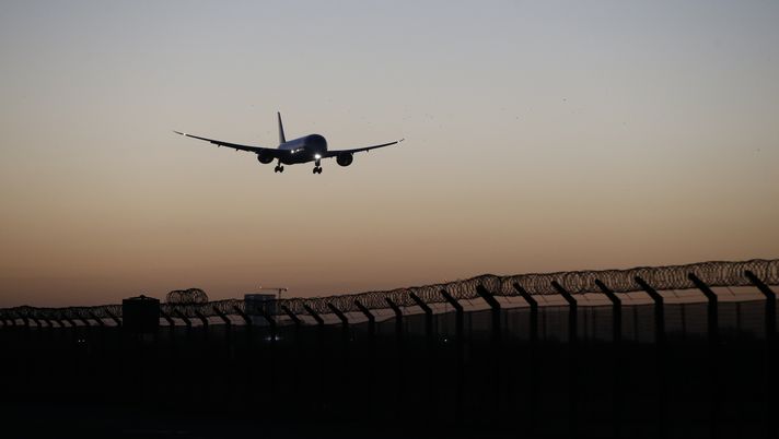 LONDON, ENGLAND - FEBRUARY 26: A plane arrives at Heathrow Airport on February 26, 2021 in London, England. Travellers arriving in the UK from February 15 2021 onwards from countries on the "red list" of restrictions have had to isolate in hotels at airports at their own expense for ten days. (Photo by Hollie Adams/Getty Images) LONDON, ENGLAND - FEBRUARY 26: A plane arrives at Heathrow Airport on February 26, 2021 in London, England. Travellers arriving in the UK from February 15 2021 onwards from countries on the "red list" of restrictions have had to isolate in hotels at airports at their own expense for ten days. (Photo by Hollie Adams/Getty Images)