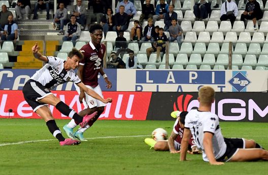  PARMA, ITALY - SEPTEMBER 30: Roberto Inglese of Parma Calcio scores the 3-2 goal during the Serie A match between Parma Calcio and Torino FC at Stadio Ennio Tardini on September 30, 2019 in Parma, Italy. (Photo by Alessandro Sabattini/Getty Images) 