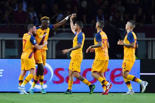 TURIN, ITALY - MAY 20: Tammy Abraham of AS Roma celebrates with teammates after scoring their side's second goal from the penalty spot during the Serie A match between Torino FC and AS Roma at Stadio Olimpico di Torino on May 20, 2022 in Turin, Italy. (Photo by Valerio Pennicino/Getty Images)
