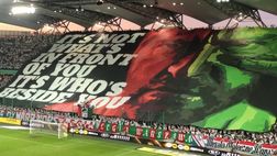 Gli ultras del Legia Varsavia colpiscono ancora: ecco la coreografia catarinfrangente…