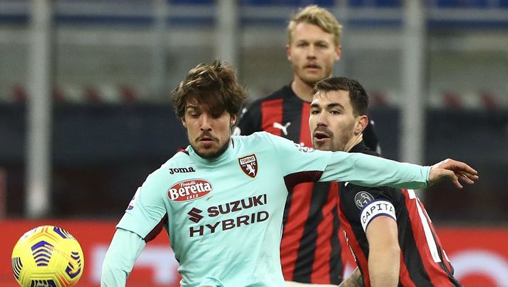 Alessio Romagnoli (difensore e capitano AC Milan), qui contro l'ex rossonero Simone Verdi in Milan-Torino (Serie A 2020-2021) | AC Milan News (Getty Images)