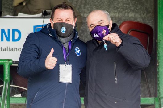 Napoli Femminile, curioso incontro tra Carlino e Commisso: il patron viola ha ricevuto in dono un “cornetto” | FOTO 