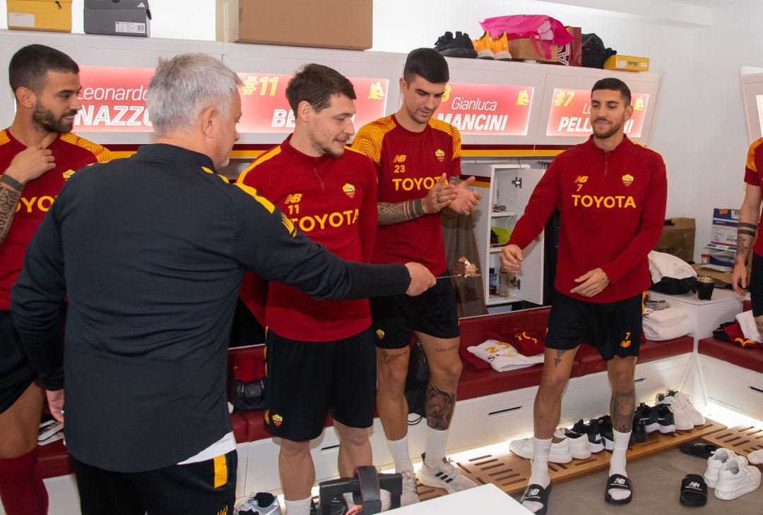 La torta e il video dei dipendenti: i 60 anni di Mourinho a Trigoria – FOTO GALLERY - immagine 5