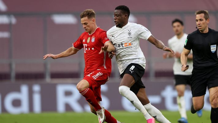 MUNICH, GERMANY - MAY 08: Joshua Kimmich of FC Bayern Muenchen is challenged by Denis Zakaria of Borussia Moenchengladbach during the Bundesliga match between FC Bayern Muenchen and Borussia Moenchengladbach at Allianz Arena on May 08, 2021 in Munich, Germany. Sporting stadiums around Germany remain under strict restrictions due to the Coronavirus Pandemic as Government social distancing laws prohibit fans inside venues resulting in games being played behind closed doors. (Photo by Alexander Hassenstein/Getty Images) 