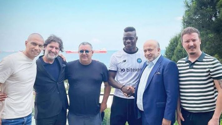 Balotelli con i dirigenti dell'Adana Demirspor (foto Instagram) 