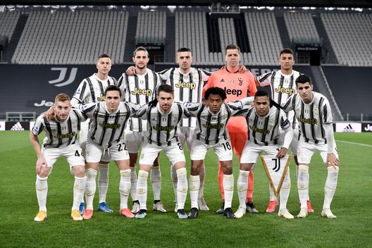 La formazione bianconera schierata prima del calcio d'inizio La formazione bianconera schierata prima del calcio d'inizio
