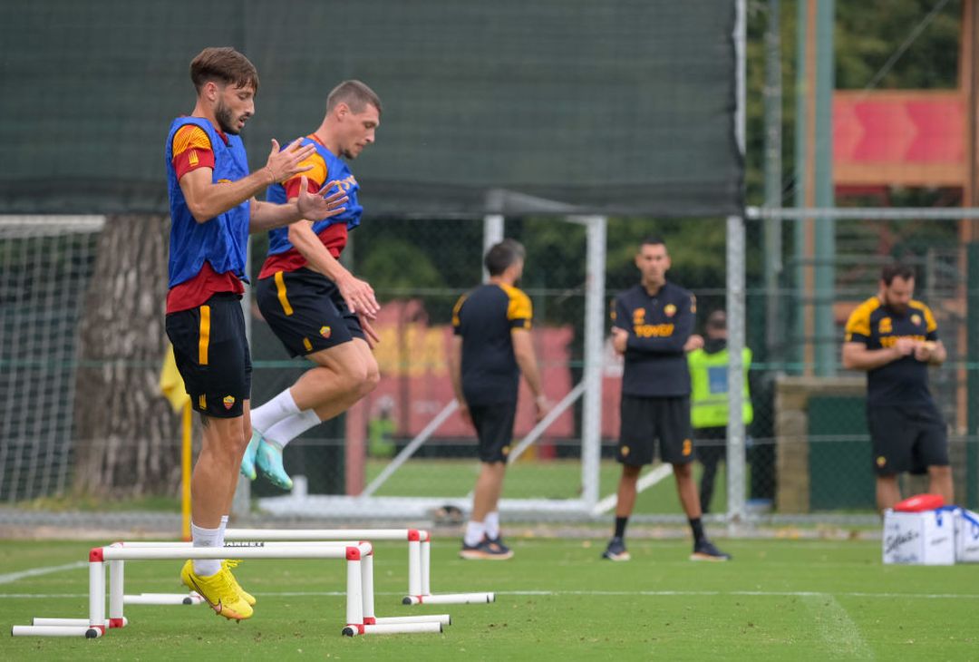 La Roma torna ad allenarsi a Trigoria dopo il match con il Betis – FOTO GALLERY - immagine 5