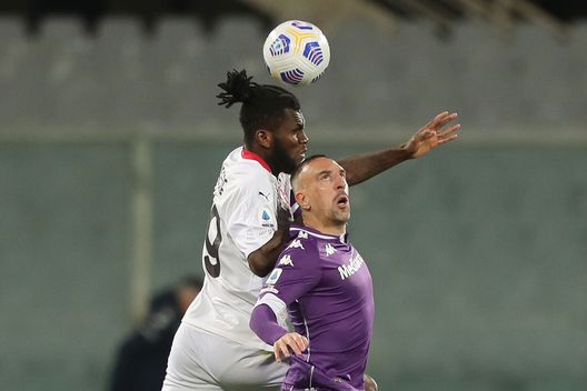Kessie del Milan sovrasta Ribery della Fiorentina Kessie del Milan sovrasta Ribery della Fiorentina