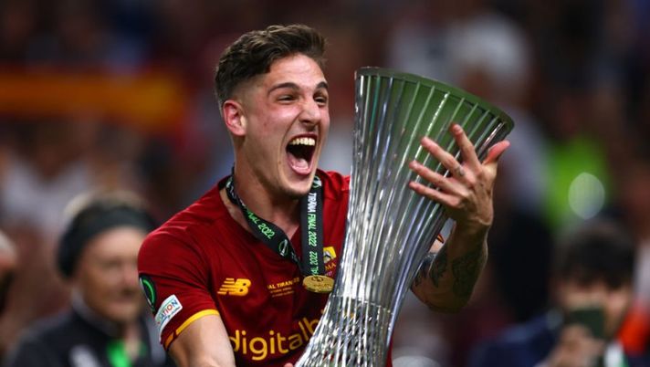 TIRANA, ALBANIA - MAY 25: Nicolo Zaniolo of AS Roma celebrates with the UEFA Europa Conference League Trophy after their sides victory in the UEFA Conference League final match between AS Roma and Feyenoord at Arena Kombetare on May 25, 2022 in Tirana, Albania. (Photo by Alex Pantling/Getty Images) Sky: “La Roma vede l’agente di Zaniolo: cosa succede ora! E Kluivert…” - immagine 1