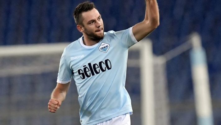 Lazio's Dutch defender Stefan de Vrij celebrates after scoring a goal during the Italian Serie A football match between Lazio and Napoli at Olympic Stadium in Rome on September 20, 2017. / AFP PHOTO / TIZIANA FABI (Photo credit should read TIZIANA FABI/AFP/Getty Images) Lazio, dal nuovo problema di de Vrij a Felipe Anderson: in 8 ai box, l’infermeria è piena! - immagine 1