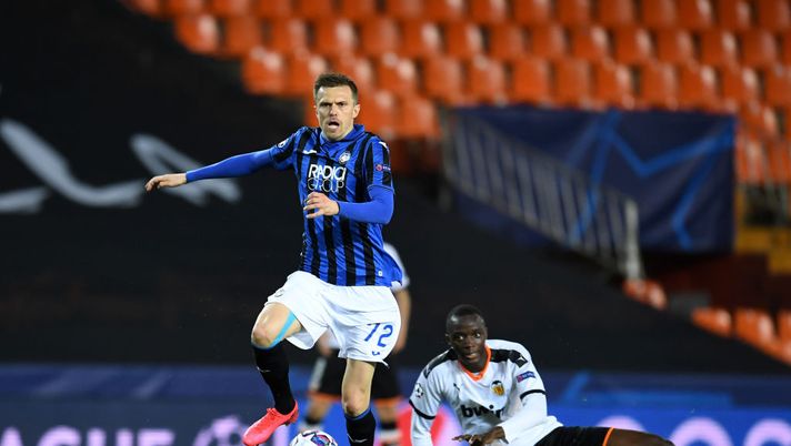 VALENCIA, SPAIN - MARCH 10: (FREE FOR EDITORIAL USE) In this handout image provided by UEFA, Josip Ilicic of Atalanta controls the ball as Mouctar Diakhaby of Valencia looks on during the UEFA Champions League round of 16 second leg match between Valencia CF and Atalanta at Estadio Mestalla on March 10, 2020 in Valencia, Spain. (Photo by UEFA - Handout via Getty Images) VALENCIA, SPAIN - MARCH 10: (FREE FOR EDITORIAL USE) In this handout image provided by UEFA, Josip Ilicic of Atalanta controls the ball as Mouctar Diakhaby of Valencia looks on during the UEFA Champions League round of 16 second leg match between Valencia CF and Atalanta at Estadio Mestalla on March 10, 2020 in Valencia, Spain. (Photo by UEFA - Handout via Getty Images)
