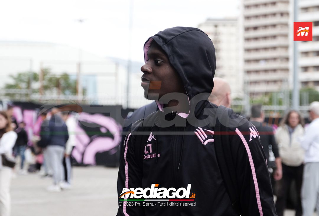 FOTO Cagliari-Palermo, i Rosanero in partenza dal “Renzo Barbera” (GALLERY) - immagine 12