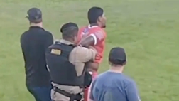 Brasile, arrestato il portiere durante la partita: è un assassino e narcotrafficante