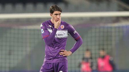 FLORENCE, ITALY - JANUARY 17: Dusan Vlahovic of ACF Fiorentina reacts during the Serie A match between ACF Fiorentina and Genoa CFC at Stadio Artemio Franchi on January 17, 2022 in Florence, Italy. (Photo by Gabriele Maltinti/Getty Images) FLORENCE, ITALY - JANUARY 17: Dusan Vlahovic of ACF Fiorentina reacts during the Serie A match between ACF Fiorentina and Genoa CFC at Stadio Artemio Franchi on January 17, 2022 in Florence, Italy. (Photo by Gabriele Maltinti/Getty Images)