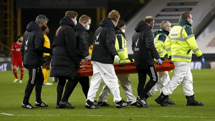 WOLVERHAMPTON, ENGLAND - MARCH 15: Rui Patricio of Wolverhampton Wanderers is stretchered off after suffering an injury during the Premier League match between Wolverhampton Wanderers and Liverpool at Molineux on March 15, 2021 in Wolverhampton, England. Sporting stadiums around the UK remain under strict restrictions due to the Coronavirus Pandemic as Government social distancing laws prohibit fans inside venues resulting in games being played behind closed doors. (Photo by Jason Cairnduff - Pool/Getty Images) WOLVERHAMPTON, ENGLAND - MARCH 15: Rui Patricio of Wolverhampton Wanderers is stretchered off after suffering an injury during the Premier League match between Wolverhampton Wanderers and Liverpool at Molineux on March 15, 2021 in Wolverhampton, England. Sporting stadiums around the UK remain under strict restrictions due to the Coronavirus Pandemic as Government social distancing laws prohibit fans inside venues resulting in games being played behind closed doors. (Photo by Jason Cairnduff - Pool/Getty Images)