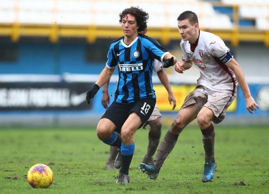  SESTO SAN GIOVANNI, ITALY - NOVEMBER 23: Riccardo Boscolo Chio of FC Internazionale competes for the ball with Onisa of Torino FC during the Primavera 1 match between FC Internazionale U19 and Torino FC U19 at Stadio Breda on November 23, 2019 in Sesto San Giovanni, Italy. (Photo by Marco Luzzani - Inter/Inter via Getty Images) 