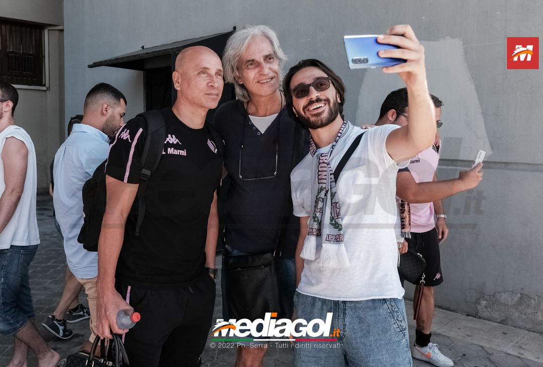 FOTO Reggina-Palermo, i rosanero di Corini in partenza dal “Renzo Barbera” (Gallery) - immagine 25