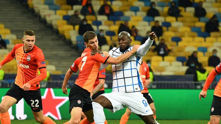KYIV, UKRAINE - OCTOBER 27: Romelu Lukaku of FC Internazionale and Valeriy Bondar of Shakhtar Donetsk compete for the ball during the UEFA Champions League Group B stage match between Shakhtar Donetsk and FC Internazionale at Olimpiysky on October 27, 2020 in Kyiv, Ukraine. (Photo by Claudio Villa - Inter/Inter via Getty Images) KYIV, UKRAINE - OCTOBER 27: Romelu Lukaku of FC Internazionale and Valeriy Bondar of Shakhtar Donetsk compete for the ball during the UEFA Champions League Group B stage match between Shakhtar Donetsk and FC Internazionale at Olimpiysky on October 27, 2020 in Kyiv, Ukraine. (Photo by Claudio Villa - Inter/Inter via Getty Images)
