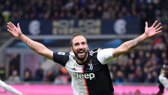 Juventus' Argentinian forward Gonzalo Higuain celebrates after scoring during the Italian Serie A football match Inter vs Juventus on October 6, 2019 at the San Siro stadium in Milan. (Photo by Alberto PIZZOLI / AFP) (Photo by ALBERTO PIZZOLI/AFP via Getty Images) La Gazzetta: “Così cambia la Juve con Douglas: il «nuovo» 4-3-3 di Sarri” - immagine 1