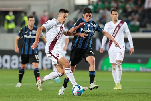 BERGAMO, ITALY - APRIL 27: Samuele Ricci of Torino FC is challenged by Matteo Pessina of Atalanta BC during the Serie A match between Atalanta BC and Torino FC at Gewiss Stadium on April 27, 2022 in Bergamo, Italy. (Photo by Emilio Andreoli/Getty Images) Verso Empoli-Torino: al Castellani i granata vogliono continuare a convincere- immagine 2